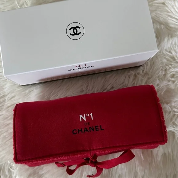 Chanel Camelia Rouge makeup/tube pouch - Picture 1 of 3